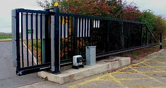 YANA KAYAR BAHÇE KAPILARI